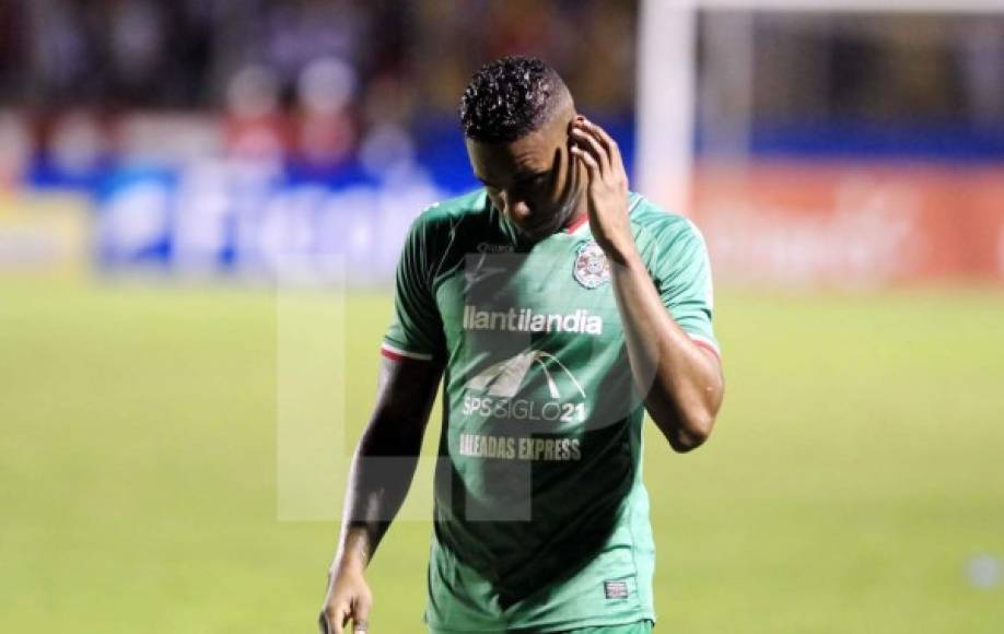 Yerson Gutiérrez, cabizbajo tras ser expulsado del partido en el segundo tiempo.