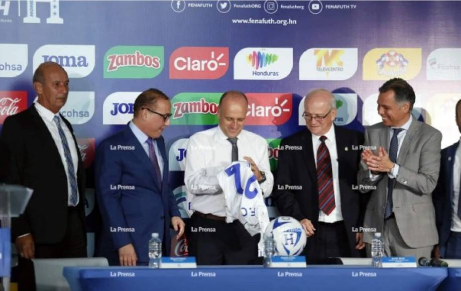 Fabián Coito recibiendo la nueva camiseta de la Selección de Honduras.