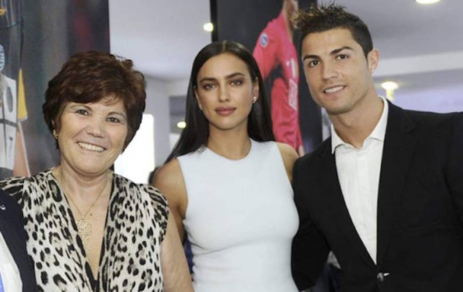 De ser confirmada la información, Irina Shayk estaría repitiendo la misma historia de lo que ocurrió con la mamá de su expareja Cristiano Ronaldo, Dolores Aveiro, quien fue la causante de la ruptura entre el futbolista y la modelo.