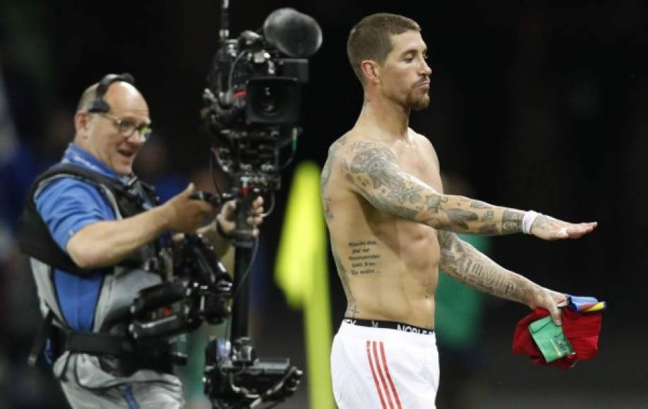 Sergio Ramos se quitó la camiseta y dejó ver todos sus tatuajes. Foto EFE