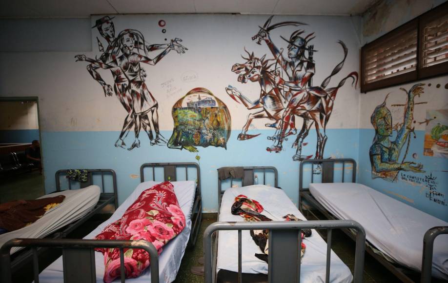 En estas camillas duermen pacientes judicializados e internos. Muchos de los colchones están rotos y las camas oxidadas.