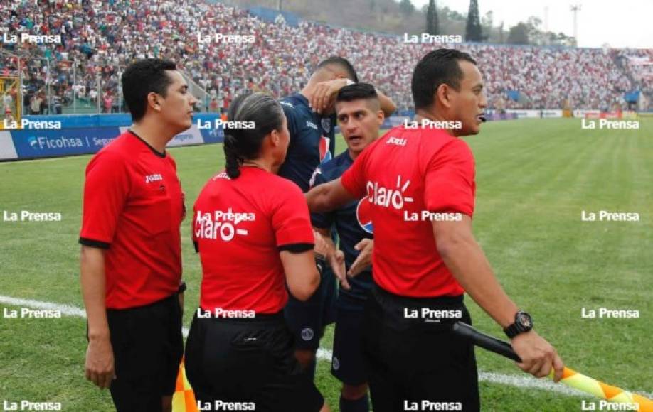 Primero, pitó un penal a favor del Olimpia, decisión que molestó a los jugadores y a la afición del Motagua que aseguran que la decisión fue incorrecta. <br/><br/>No obstante, Jerry Bengtson encargado de ejecutar el penal no logró definir.