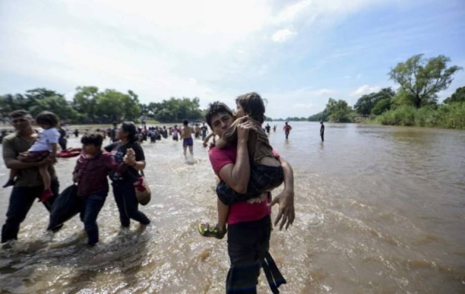 Desesperados padres se lanzaron al río con sus hijos en brazos.