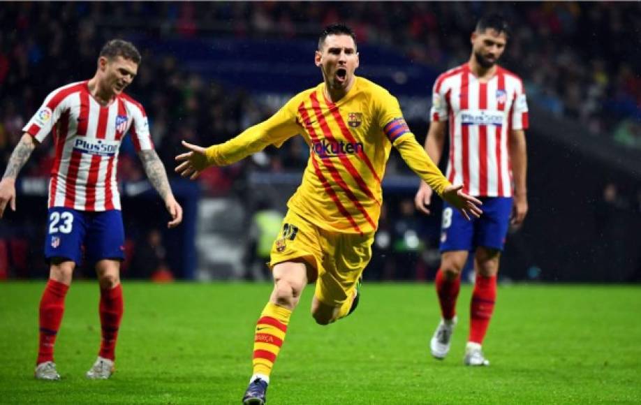 Messi celebrando su golazo mientras al fondo se lamentan los jugadores del Atlético.