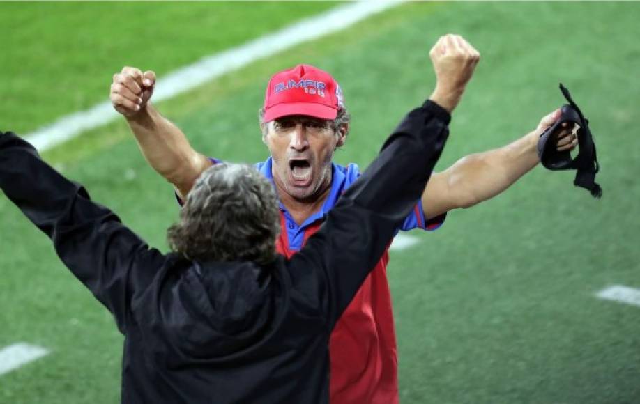 La eufórica celebración de Pedro Troglio tras el pitazo final del partido.