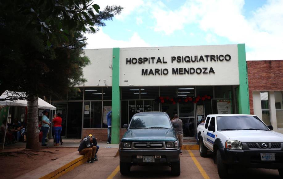 Mario Rojas, presidente del sindicato del hospital psiquiátrico Mario Mendoza, calificó el centro como un “maquillaje”, pues la fachada luce impecable, pero a lo interno está en malas condiciones.