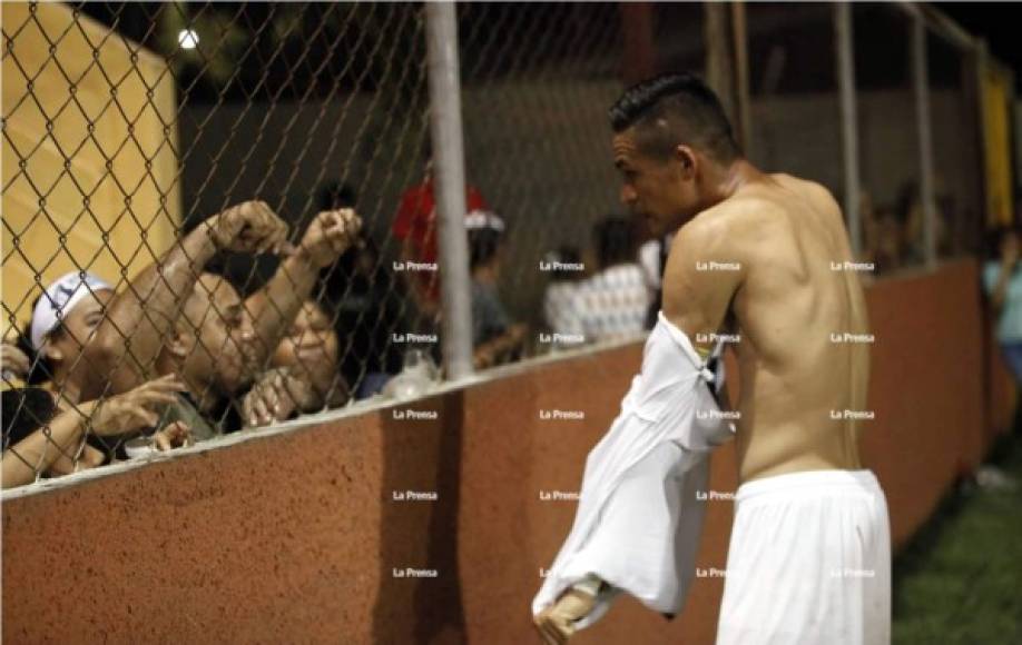Juan Ángel Delgado, capitán del Honduras Progreso, tuvo un buen gesto con un aficionado progreseño al final del partido.