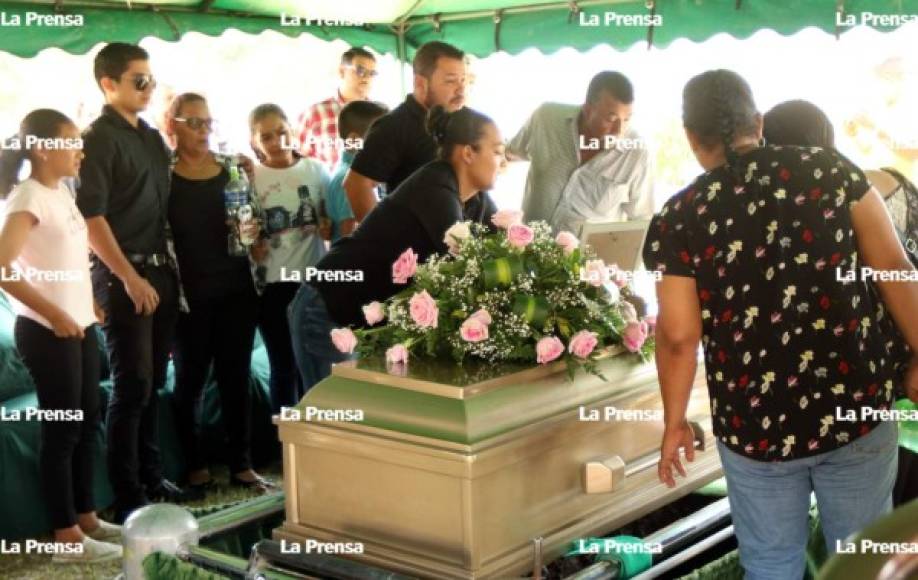 Antes de ser sepultada, los allegados a Karla del Rosario rodearon el féretro para darle el último adiós.