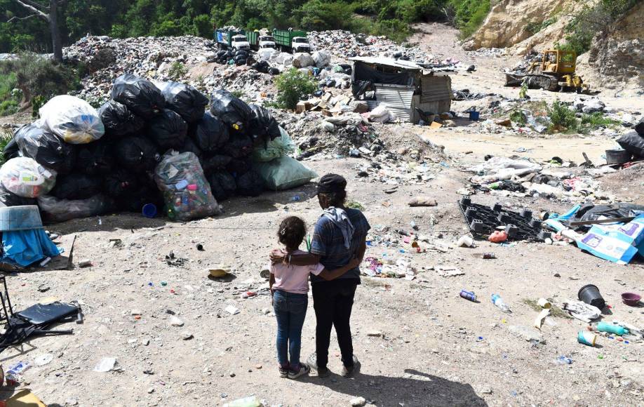 En las profundidades de la pobreza extrema, algunas familias se encuentran en la encrucijada de la supervivencia, donde la vida se desarrolla en los basureros de la sociedad.
