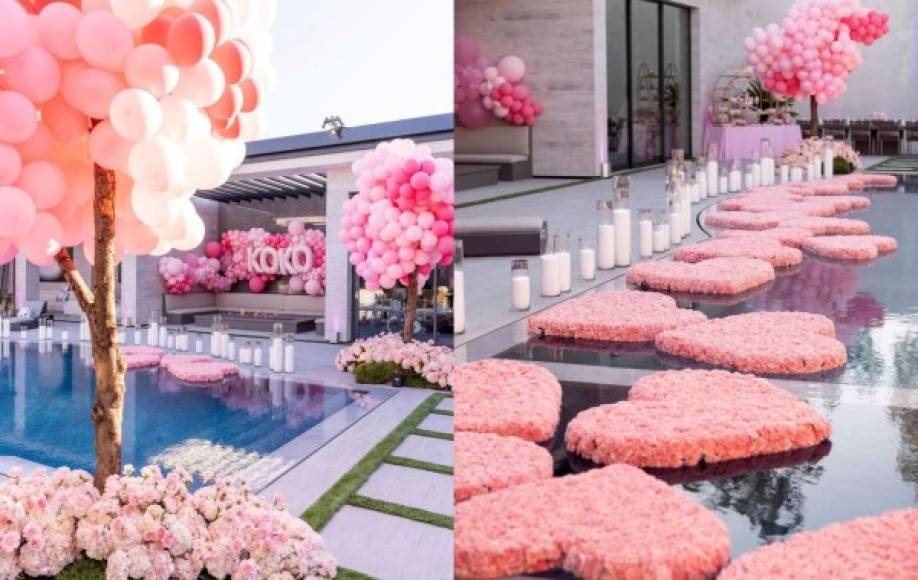 La decoración incluyó muchos globos rosas, arreglos florales y velas que adornaban el lugar donde se reunió 'solo la familia', según comentó Khloé en Twitter.