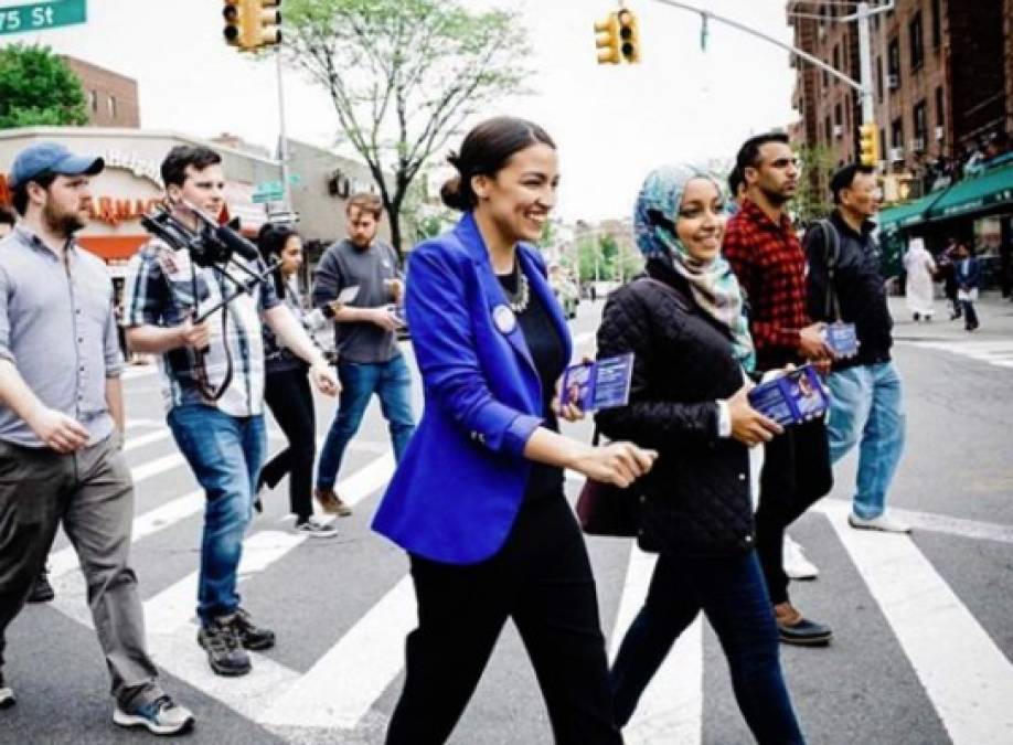 Ocasio-Cortez aún está pagando su deuda universitaria y cuando ganó las primarias no tenía seguro médico.