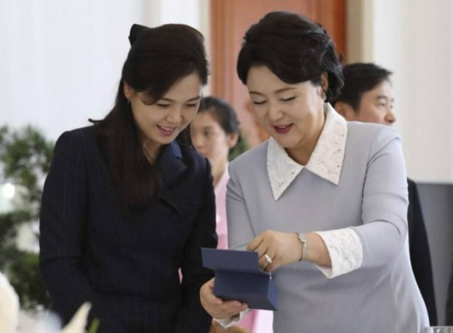 Ri Sol Ju, esposa de Kim Jong Un, recibe un regalo de la primera dama surcoreana Kim Jung-sook.