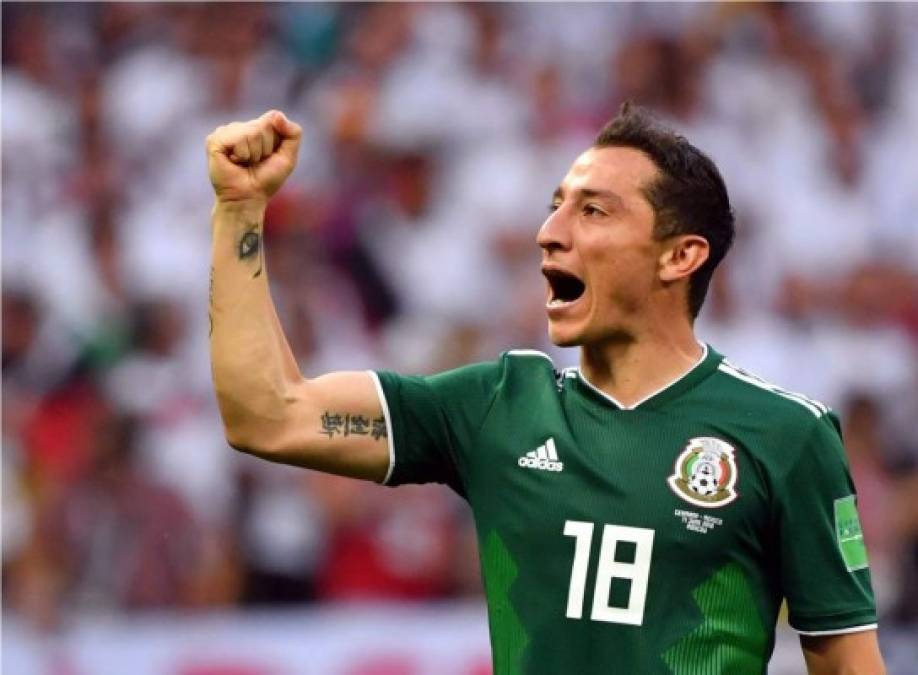 Andrés Guardado alzando el puño de victoria al final del partido contra Alemania. Foto AFP