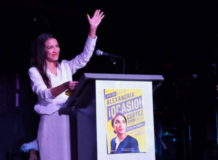 Su logro tuvo más relevancia si se tiene en cuenta que, en apenas cinco años, pasó de ser una mesera a ocupar un asiento en el Congreso por Nueva York. Ocasio abrió así una brecha en un 'techo de cristal'.