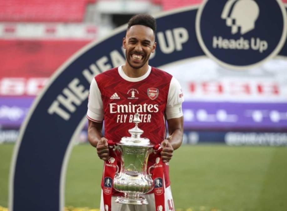 Se termina la novela. Pierre-Emerick Aubameyang pondrá fin a los rumores de su salida del Arsenal con una renovación de tres años más, según confirma el sitio The Athletic.<br/><br/>El goleador gabonés se ha convertido en uno de los ídolos de la afición gunner desde el primer día. Ahora, todo indica a que la grada del Emirates Stadium podrá seguir disfrutando de sus goles. Llegó a sonar para el Barcelona, PSG o Juventus.