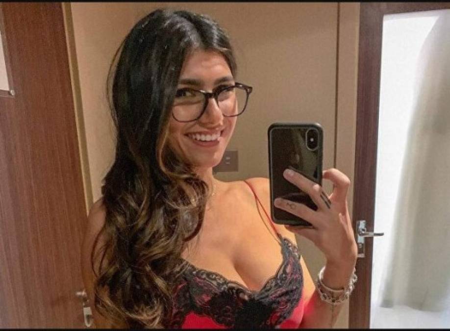 A través de Instagram, Mia confirmó que tuvo una rinoplastia para “suavizar” su perfil y, probablemente, también para desligar su aspecto de su antigua y breve profesión en el mundo del cine para adultos.