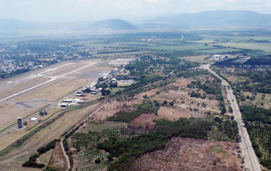 La terminal aérea se encuentra en un extenso terreno de aproximadamente 450 manzanas ubicado en La Lima, aunque siempre se ha dicho el aeropuerto sampedrano, este sufrió cuantiosos daños con las tormentas Eta y Iota en 2020.