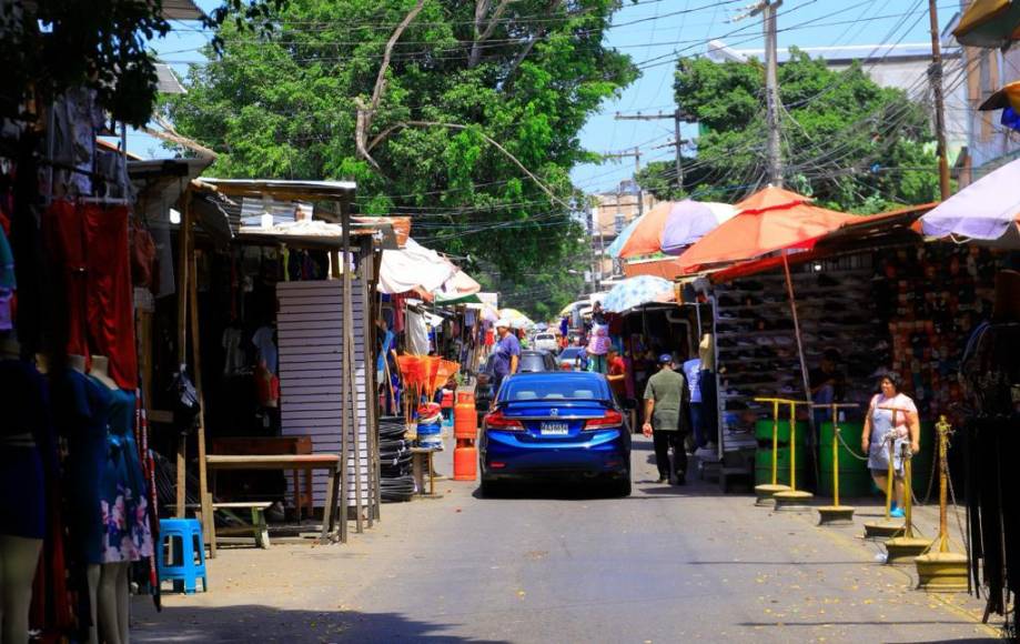 Cada día surgen más vendedores estacionarios y ambulantes en San Pedro Sula.