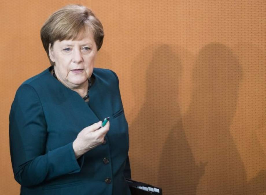 4. Ángela Merkel retiene el poder<br/><br/>La canciller alemana, Angela Merkel, fue reelegida en septiembre para cumplir un cuarto mandato, aunque debilitada por el empuje de la ultraderecha xenófoba. La sucesión de victorias de los cristianodemócratas en las elecciones regionales celebradas a principios de este año quedó coronada el 24 de septiembre con el triunfo en las generales, con el 33% de los votos; aunque Merkel se dejó 8.5 puntos respecto a 2013 y su partido obtuvo su segundo peor resultado desde 1949.<br/><br/> Señalada como la última defensora de los valores occidentales tras el triunfo de Donald Trump en EUA y el ascenso del populismo en distintos países comunitarios, Merkel acaba ahora 2017 con una imagen desdibujada. <br/><br/>”Madre Ángela”, como la apodó la prensa alemana, no tiene rivales en su país porque encarna como nadie “el deseo ardiente de normalidad” de los alemanes, consecuencia de una historia convulsa y de una mirada circunspecta hacia el mundo. Merkel, una política tranquila y poco proclive a las estridencias, se acercará al récord de Helmut Kohl, quien tras haber pasado 16 al frente del país sigue siendo el mandatario más duradero de la Alemania posterior a la II Guerra Mundial.