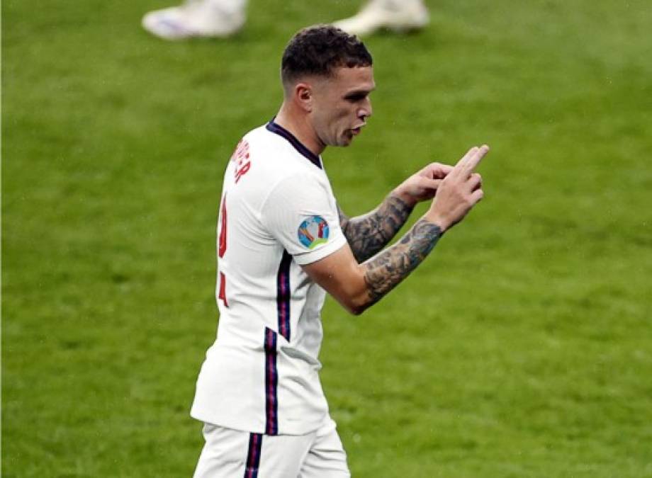 El lateral derecho inglés Kieran Trippier quiere salir a toda costa del Atlético de Madrid, según informa el 'Daily Mail'. El problema es que los colchoneros no aceptan un traspaso por debajo de los 35 millones de euros y el Manchester United no está dispuesto a pagar tanto. Sí creen, sin embargo, que al finalizar la vinculación entre el Atlético y Trippier el próximo junio, acabarán pudiendo rebajar las pretensiones de los madrileños.