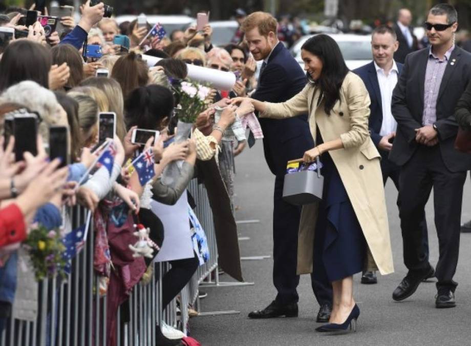 Meghan y Harry fueron recibidos con flores y banderas, numerosos australianos se desplazaron a saludar a la pareja real británica que espera su primer hijo para la primavera, en el tercer día de su visita en Australia.