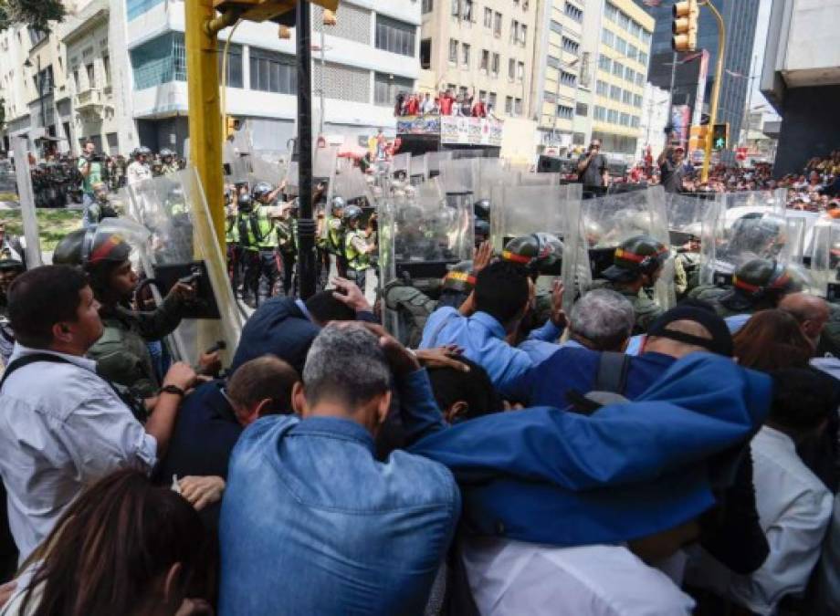 La oposición venezolana redobla este viernes la presión contra el presidente Nicolás Maduro, con una huelga general acatada aún tímidamente y que el gobierno prometió conjurar con intervenciones militares de las empresas que cesen sus actividades.