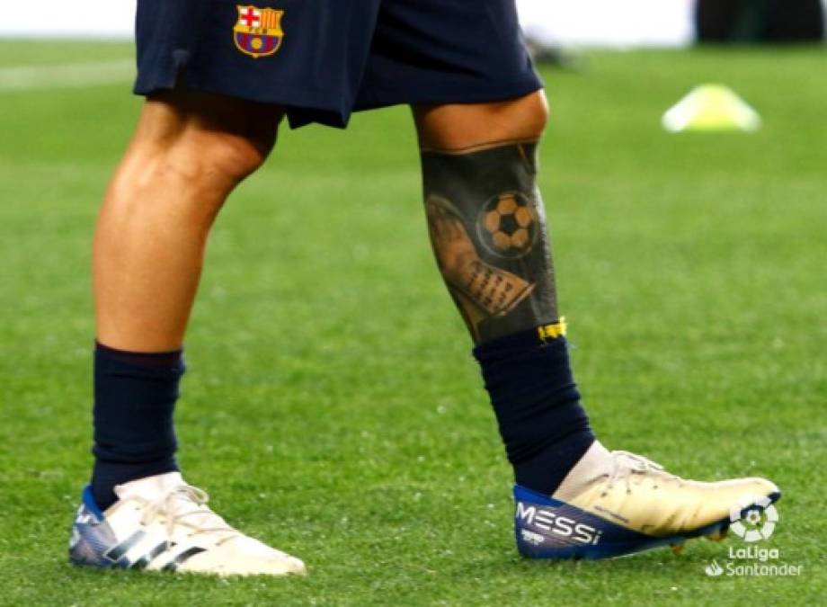 Messi dejó ver sus tatuajes. Además, sus tacos personalizados con su nombre.