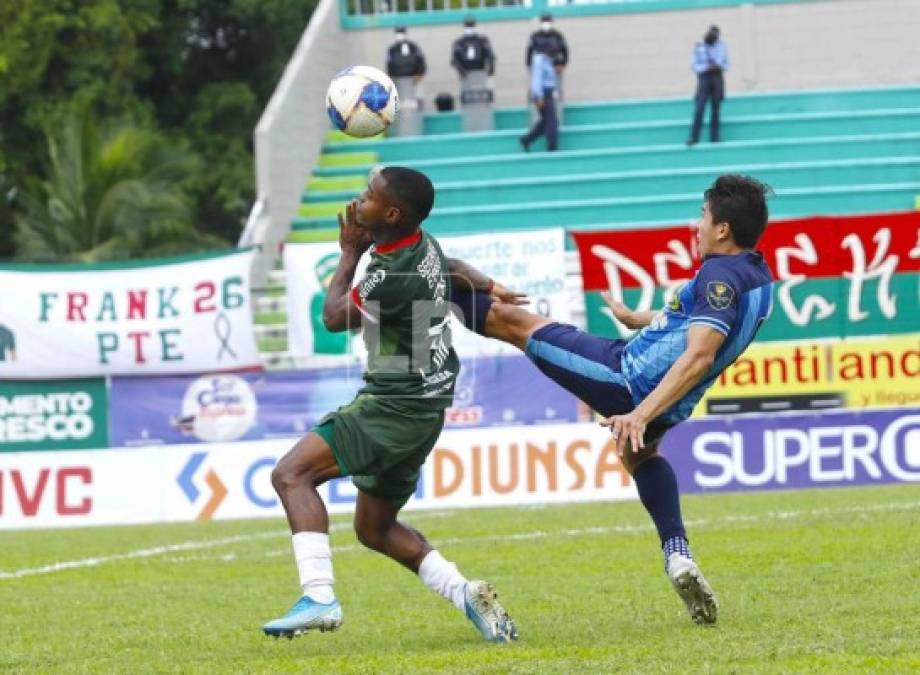 Ismael Santos, con mucha fuerza disputando el balón con Edwin Solani Solano.