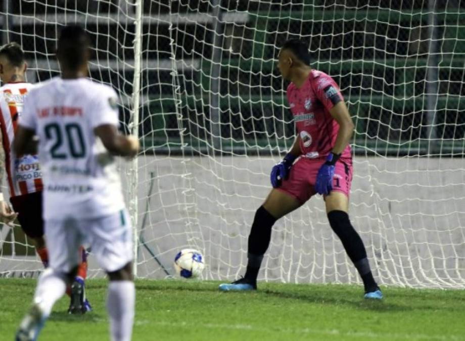 El portero del Platense, Rafa Zúniga, observa como el balón entra en su portería tras un disparo de Alexander Aguilar. Foto Neptalí Romero