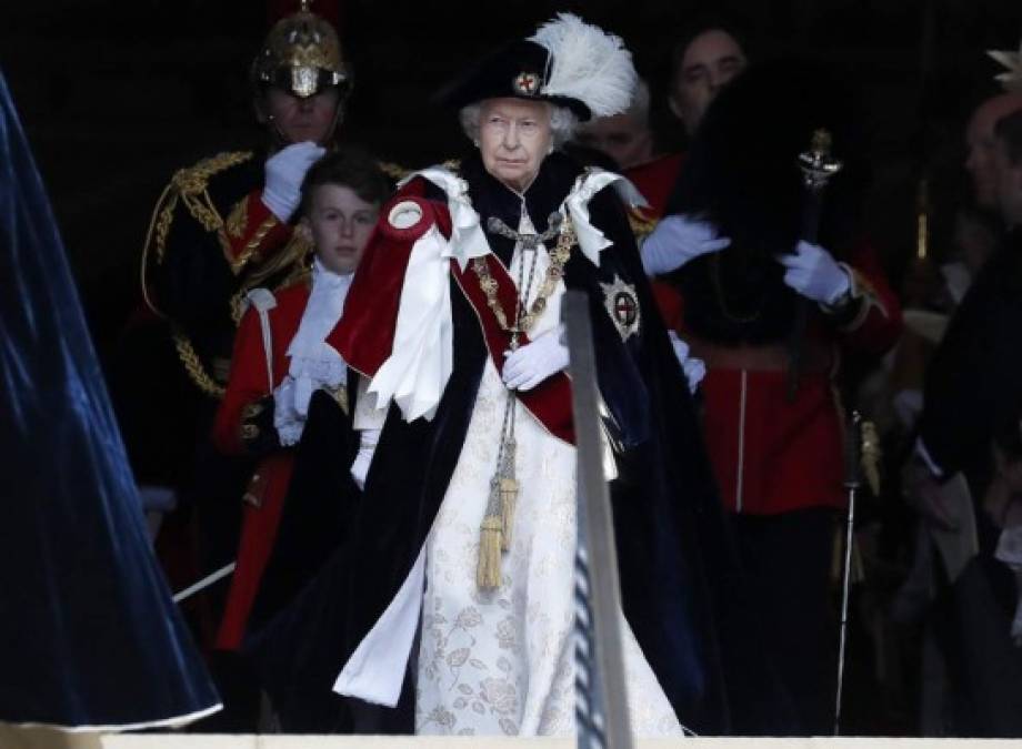 La reina Isabel II también se vistió como los caballeros, con la típica capa de terciopelo azul, el sombrero negro con plumas de avestruz y el collar con el símbolo de la liga que caracteriza a los integrantes de la más antigua orden de caballería británica.