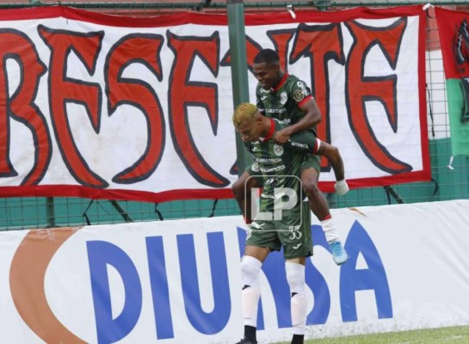 Edwin Solani Solano saltó sobre Kervin Arriaga para celebrar su primer gol del partido. Hizo un triplete.