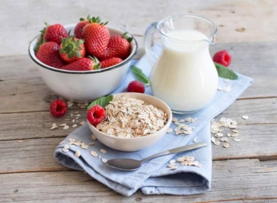 Avena: Lo mejor que puedes comer en el desayuno es avena, pues este cereal favorece el metabolismo, la digestión, y previene enfermedades del corazón. Consúmela todas las mañanas y pronto tu estómago quedará libre de grasa.
