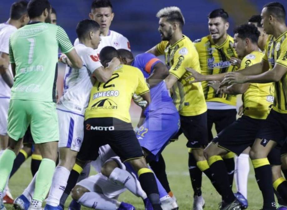 Jugadores del Real España y Olimpia armaron tremendo zafarrancho en el estadio Olímpico.