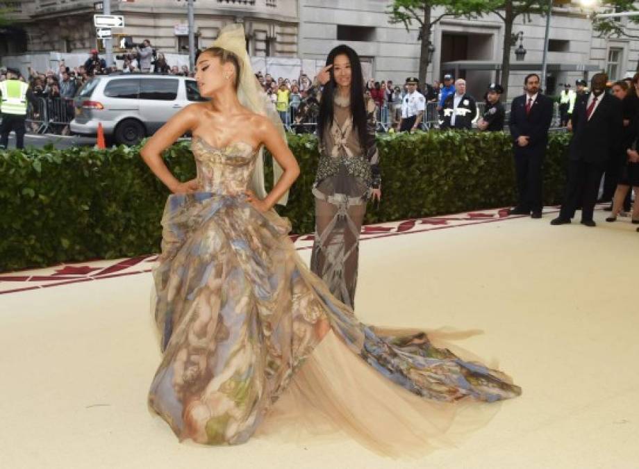 Ariana Grande llegó con este vestido una verdadera obra de arte, la cantante llegó con un impresionante vestido de Vera Wang que tiene como patrón, nada más y nada menos que la mismísima Capilla Sixtina del Vaticano.