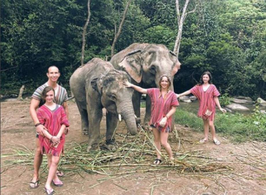 Una de sus últimas paradas en estas vacaciones, fue en un santuario de elefantes en Tailandia.