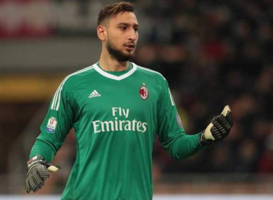 Gianluigi Donnarumma: El portero italiano sigue siendo noticia con su futuro. Ante la casi segura de Pepe Reina al club rossonero, todo apunta a que el joven se irá del equipo.