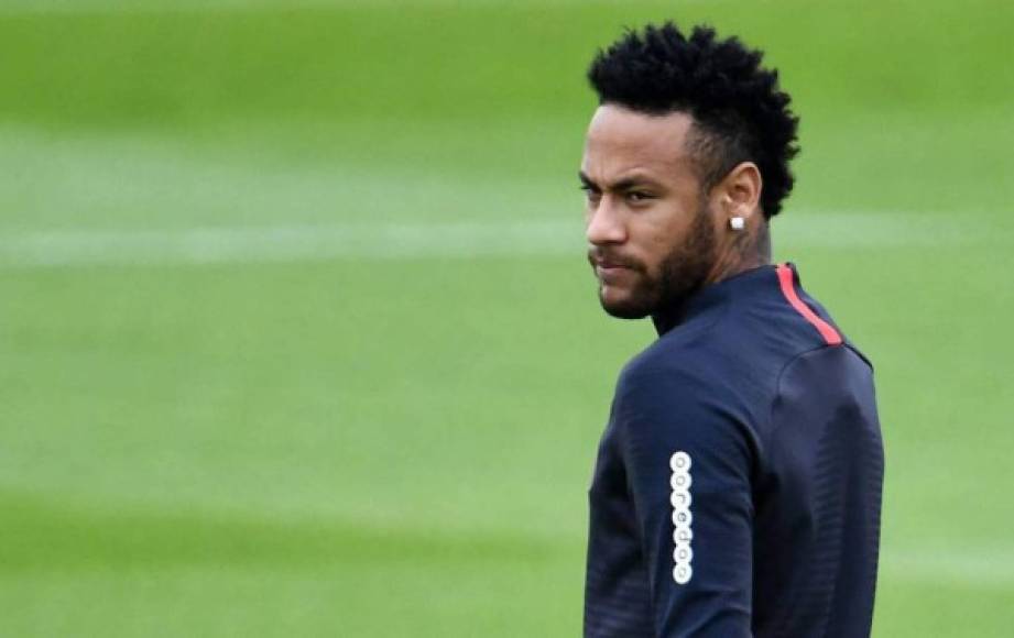 Neymar: El delantero brasileño aparece en el 11 ideal de la última década que armó la revista francesa France Football. Un sector señala que no debió de aparece.