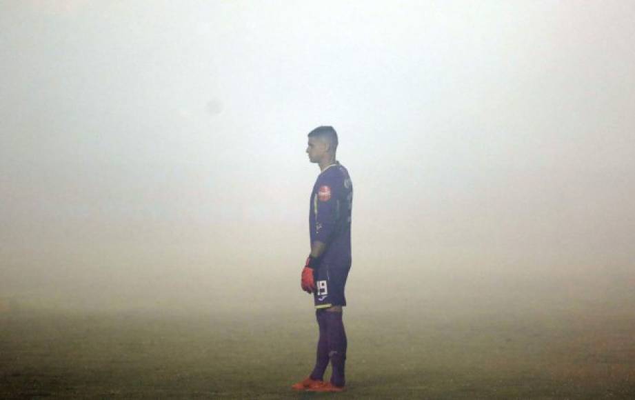 La soledad del portero del Motagua, Jonathan Rougier, tras el gol de Rony Martínez.