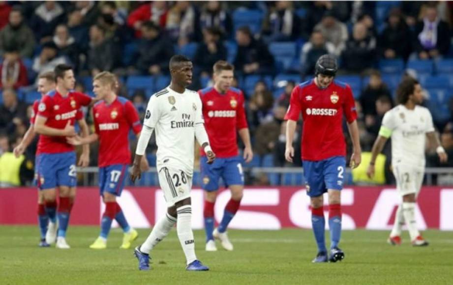 Tristeza en los jugadores del Real Madrid tras el primer gol encajado ante el CSKA de Moscú.