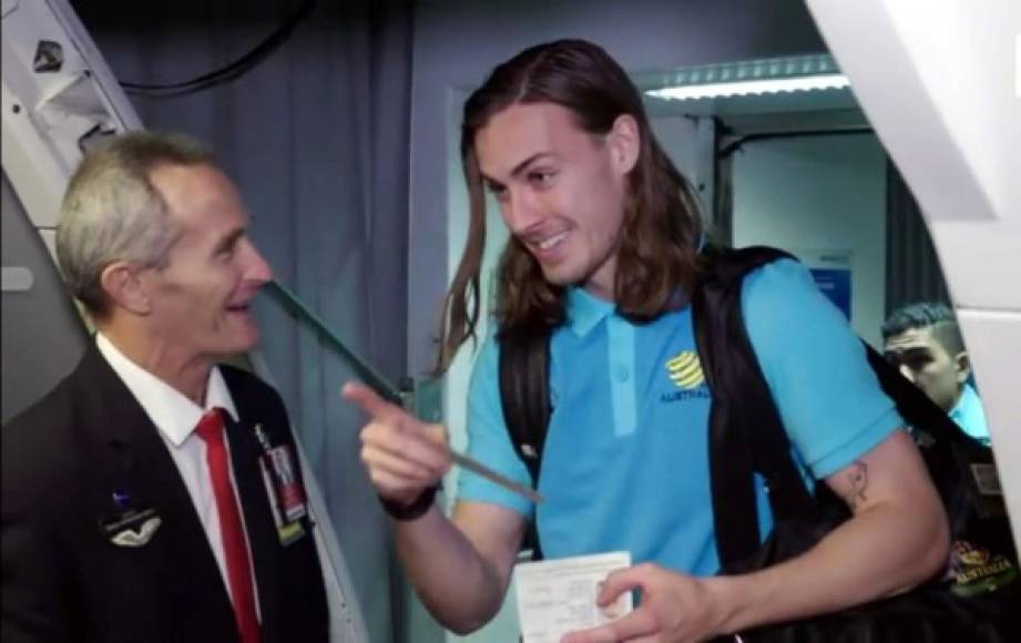 El futbolista Jackson Irvine al momento de ingresar, con una sonrisa, al avión.