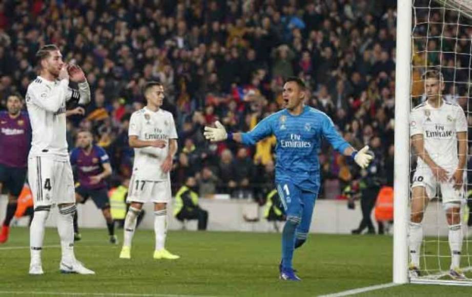 GRAF9975. MADRID, 01/03/2020.- El delantero argentino del FC Barcelona Leo Messi se lamenta durante el partido de la jornada 26 de LaLiga que Real Madrid y FC Barcelona disputan este domingo en estadio Santiago Bernabéu. EFE/JuanJo Martín<br/>