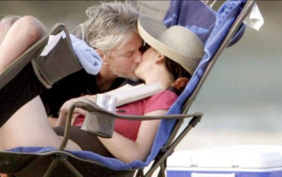 La famosa pareja de actores de Hollywood conformada por Michael Douglas y Catherin Zeta Jones han visitado Islas de la Bahía en más de una ocasión. <br/><br/>Su visita más reciente fue a finales de diciembre de 2018, en donde tomaron unas vacaciones de fin de año junto a sus retoños Carys Zeta Douglas y Dylan Michael Douglas