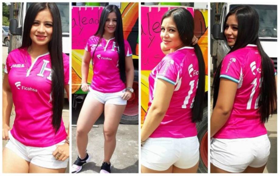 Esta hermosa aficionada hondureña ha enamorado a muchos en el estadio Olímpico.