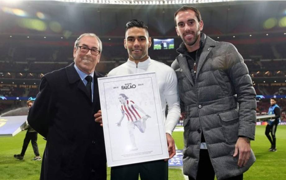 Radamel Falcao recibió un homenaje de parte de su ex equipo, Atlético de Madrid. Diego Godín le entregó el detalle.