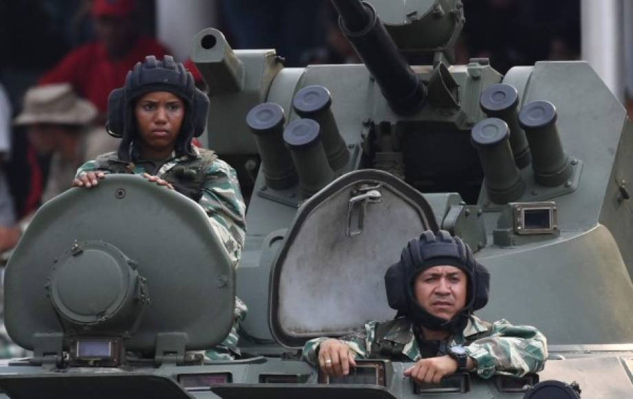 Gran parte del armamento del Ejército de Tierra de Venezuela es de fabricación rusa. El grueso de las tropas blindadas lo constituyen 92 tanques rusos T-72B1V, según medios rusos.
