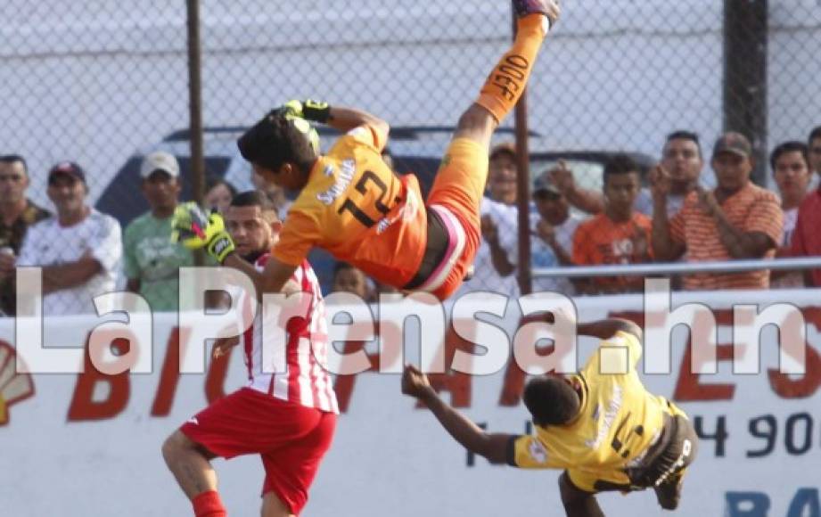 En la eliminación del Real España ante Atlético Municipal, el portero López y el central Velásquez Colón sufrieron un duro encontronazo y tuvieron que salir del juego. Fueron trasladados a un centro médico.