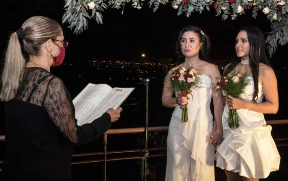 Apenas el reloj marcó las 00:01 de este martes, Dunia Araya y Alexandra Quiros se convirtieron en la primera pareja del mismo sexo en contraer matrimonio en Costa Rica.