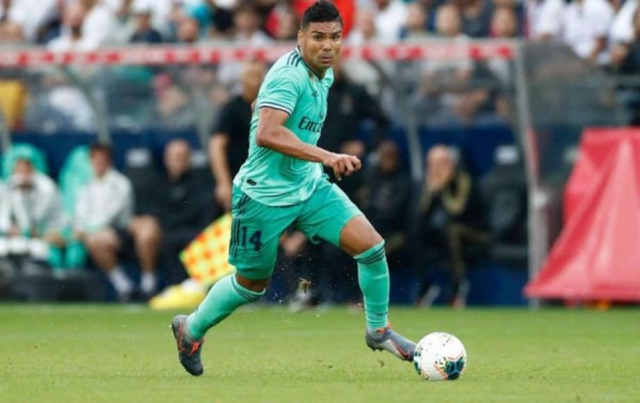 Casemiro: El brasileño estará en el centro del campo, será el volante de contención. Se encargará de frenar el ataque de los parisinos.