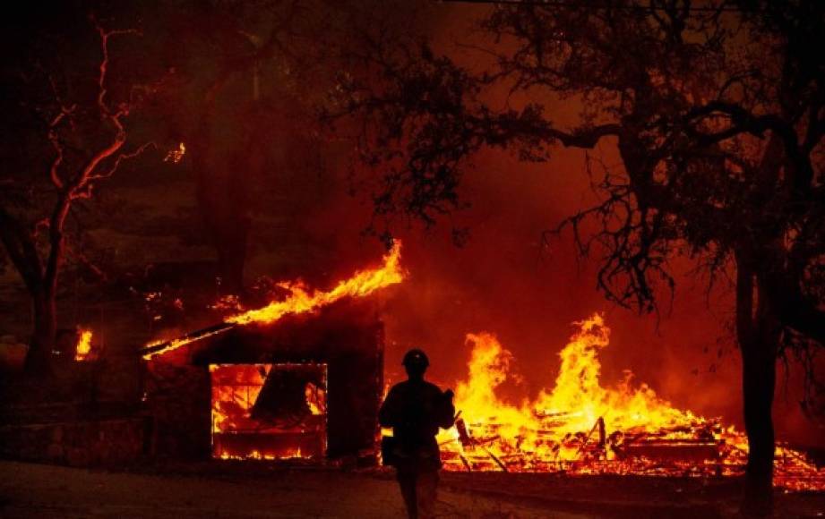 'Ha habido numerosas evacuaciones durante toda la noche', dijo a la prensa Tayree Zander, portavoz del Cuerpo de Bomberos de California. 'Estos incendios se propagan a un ritmo muy rápido, peligrosos', agregó.