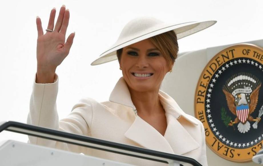 Melania se llevó los aplausos de los críticos de modas por su despliegue de elegancia y estilo con sus acertados atuendos para cada evento al que asistió la pareja en la capital inglesa.